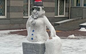 Автори фото поскаржилися, що цього сніговика вже встигли пошкодити