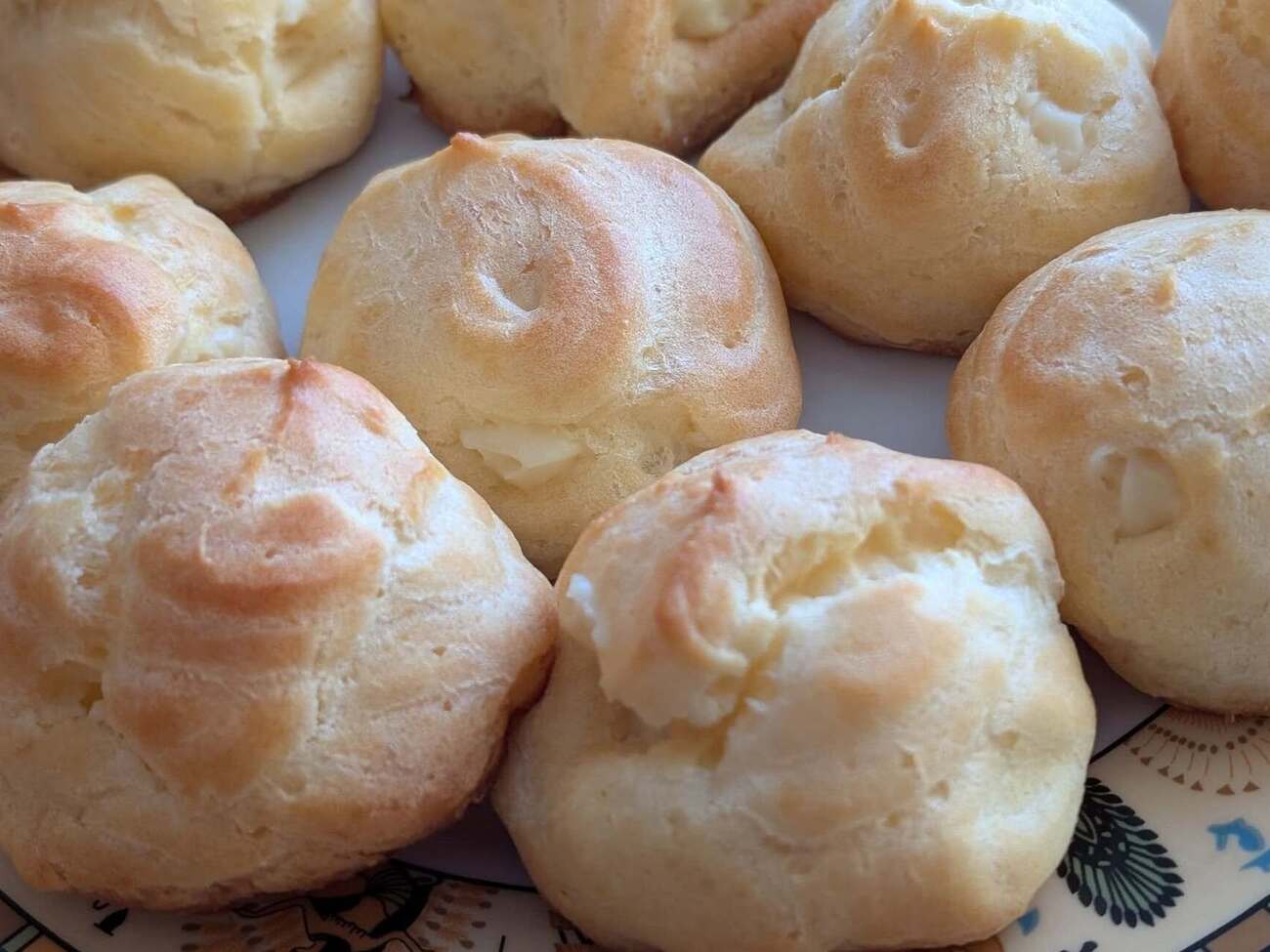 Охлажденные профитроли наполните заварным кремом