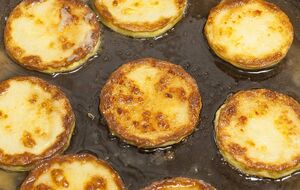 Для сырников по этому рецепту возьмите 500 г творога