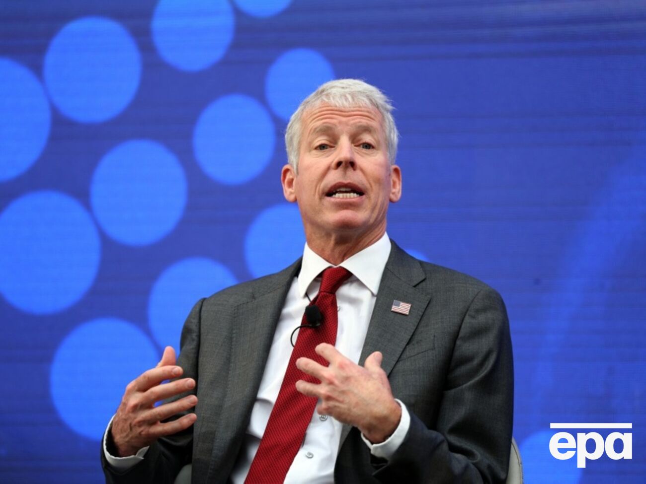 Вырученные средства будут храниться на счетах под контролем правительства США, отметил Райт