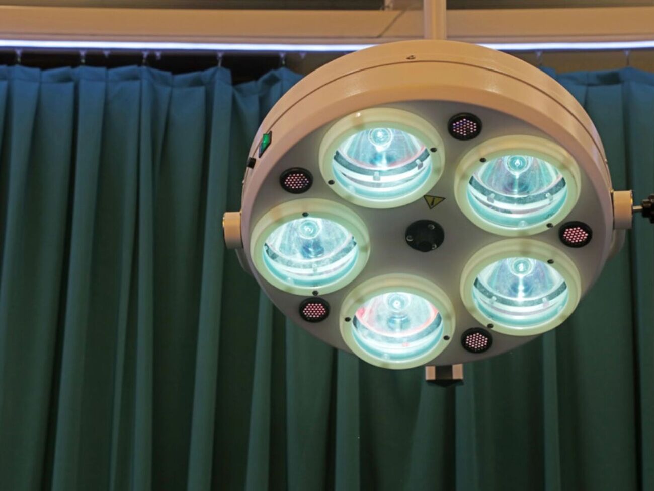 Врачи провели ребенку лапаротомию, резекцию фрагмента тонкой кишки с наложением энтеро-энтероанастомоза и ушили перфорацию тонкой кишки