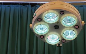 Врачи провели ребенку лапаротомию, резекцию фрагмента тонкой кишки с наложением энтеро-энтероанастомоза и ушили перфорацию тонкой кишки