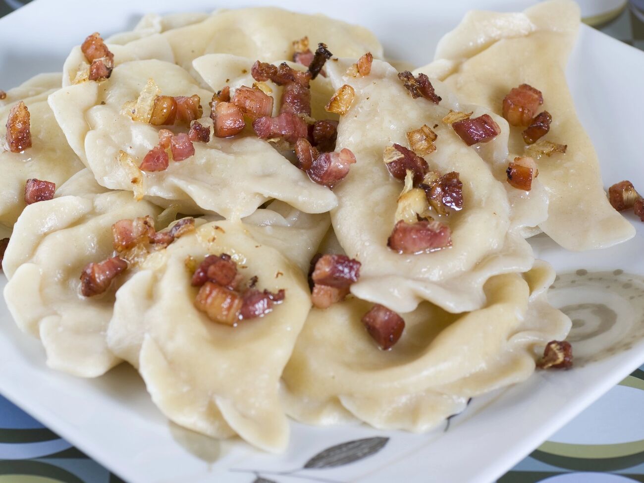 Шкварки добавляют перед подачей