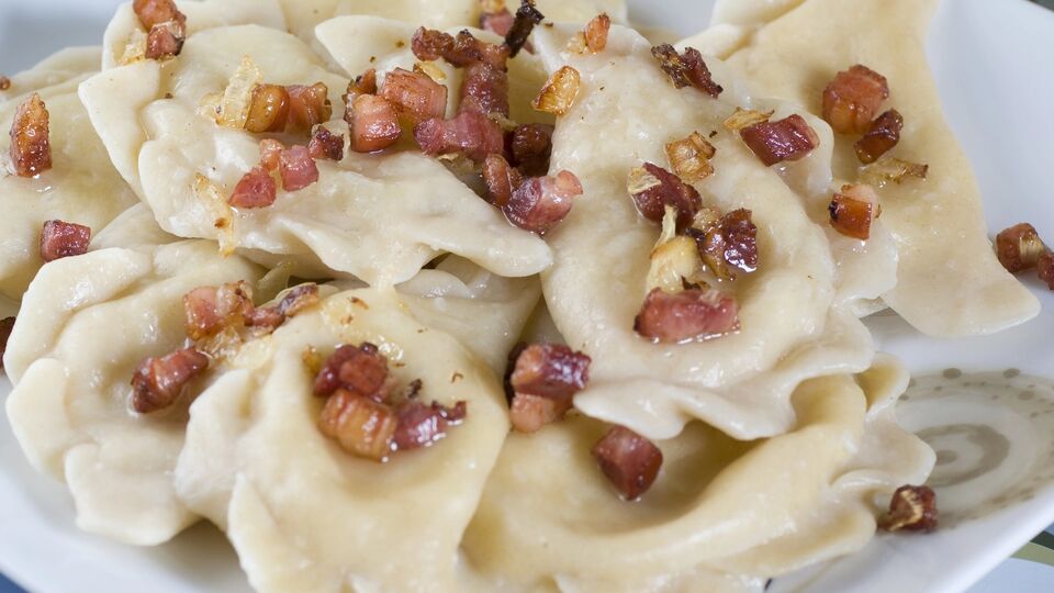 Шкварки добавляют перед подачей