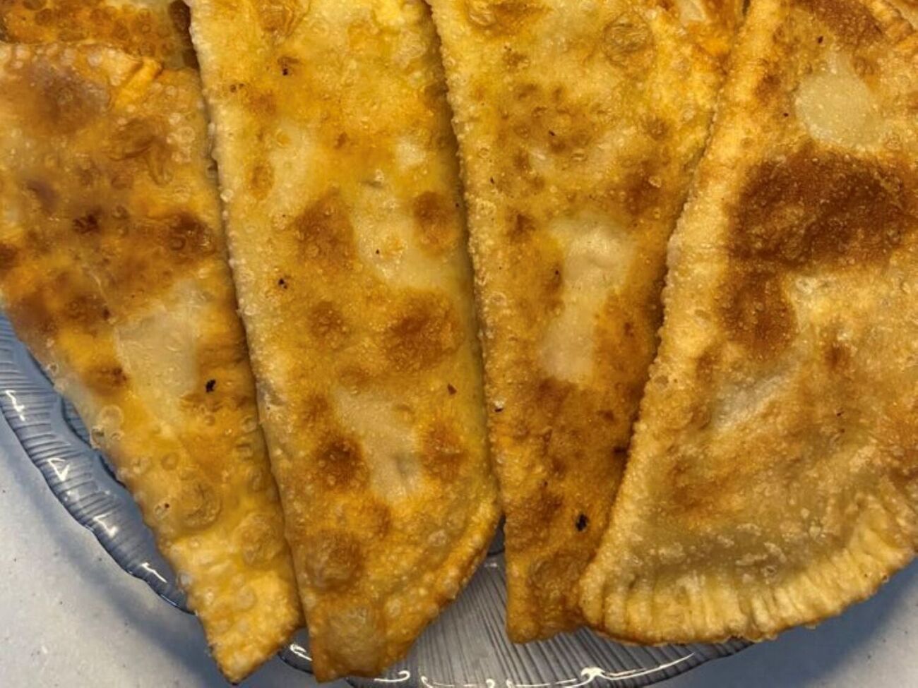 Сформируйте чебуреки и обжарьте их на сковороде с растительным маслом