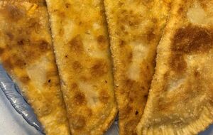 Сформируйте чебуреки и обжарьте их на сковороде с растительным маслом