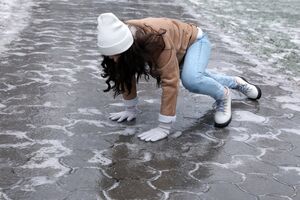 Метод работает благодаря тому, что спирт обезжиривает поверхность, после чего она становится шероховатой