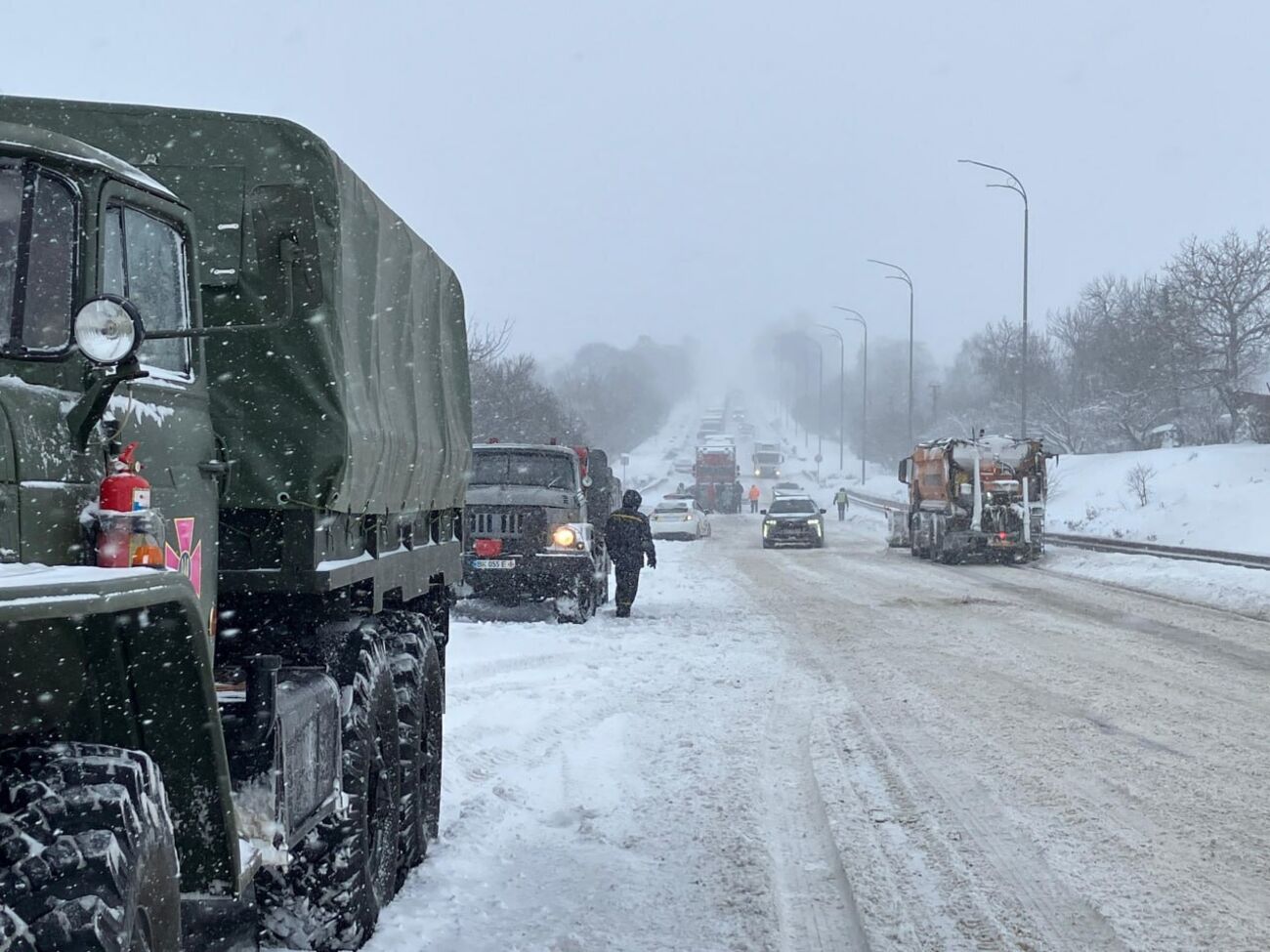 Негода суттєво ускладнила рух транспорту на дорогах в Україні