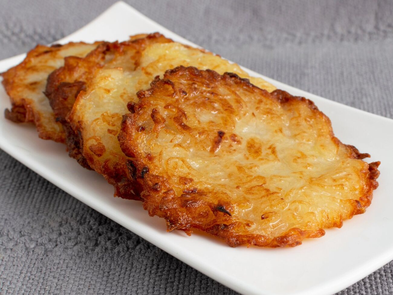 Подавайте драники с чесночным соусом