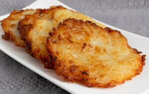 Подавайте деруни із часниковим соусом