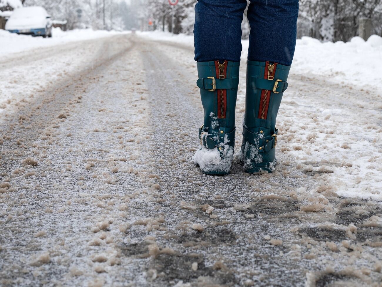 Если приклеить к подошве наждачную бумагу, ноги не будут скользить на льду