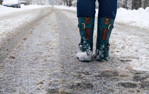 Якщо приклеїти до підошви наждачний папір, ноги не ковзатимуть на льоду
