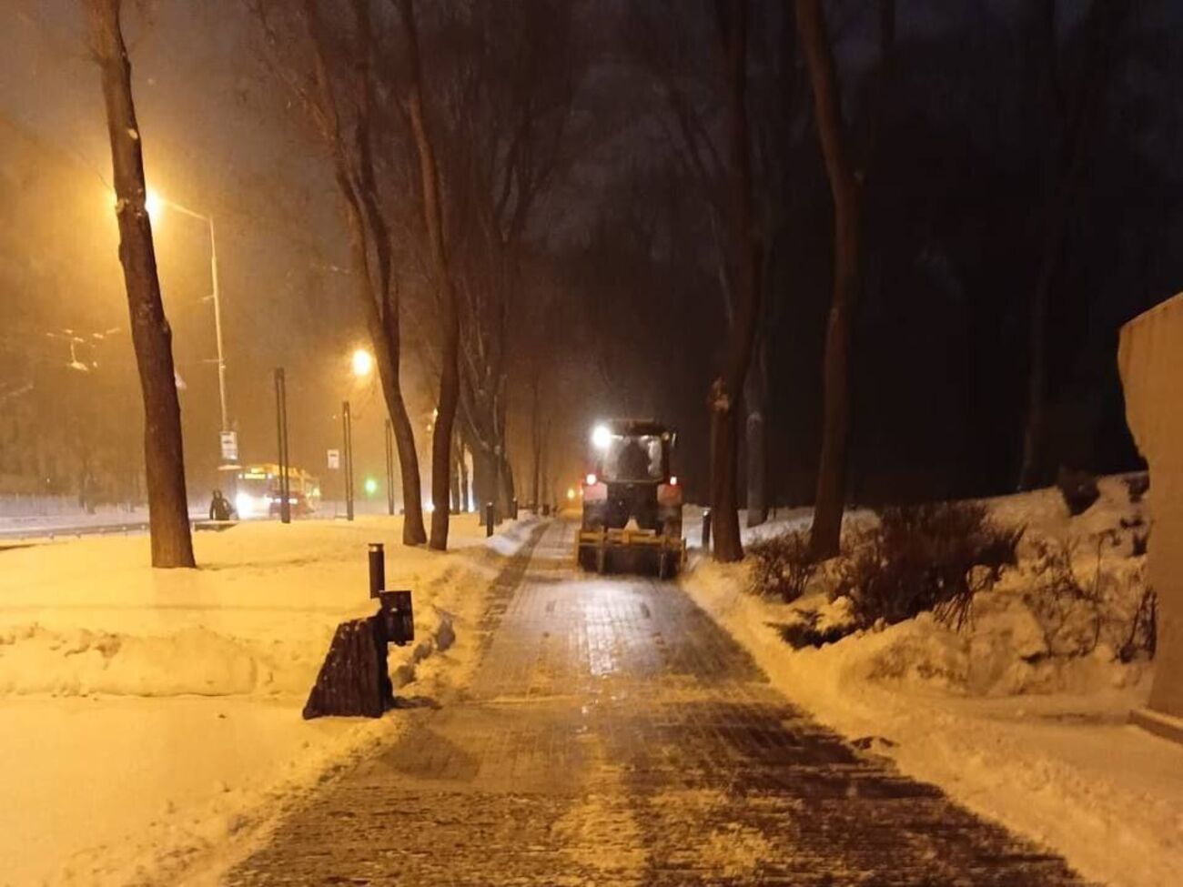 Городские и коммунальные службы в Киеве уже работают в усиленном режиме, отметили в КГГА