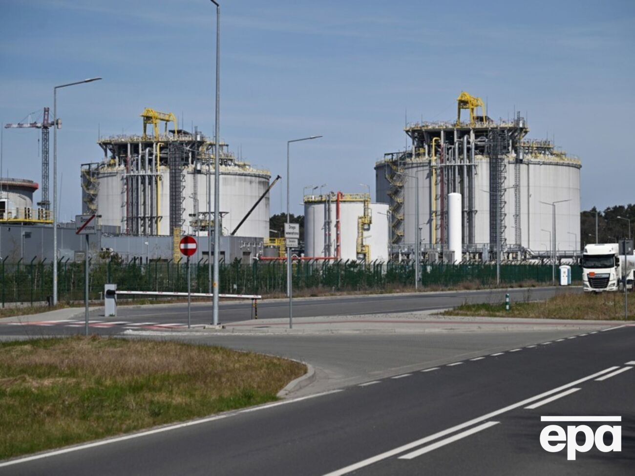 ЕС сокращает трубопроводные поставки из РФ, но наращивает поставки СПГ