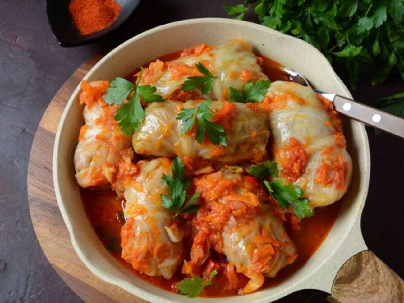 Голубцы лучше всего тушить около двух часов под закрытой крышкой