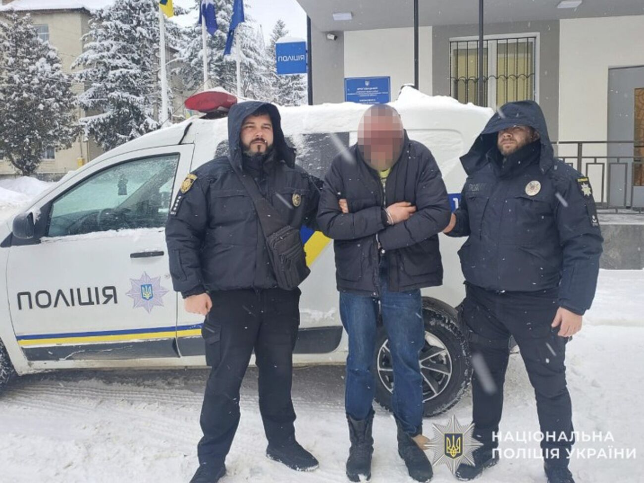 Двое мужчин оттащили нападавшего и удерживали его до приезда правоохранителей, рассказали в прокуратуре