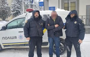 Двое мужчин оттащили нападавшего и удерживали его до приезда правоохранителей, рассказали в прокуратуре