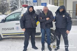 Двое мужчин оттащили нападавшего и удерживали его до приезда правоохранителей, рассказали в прокуратуре