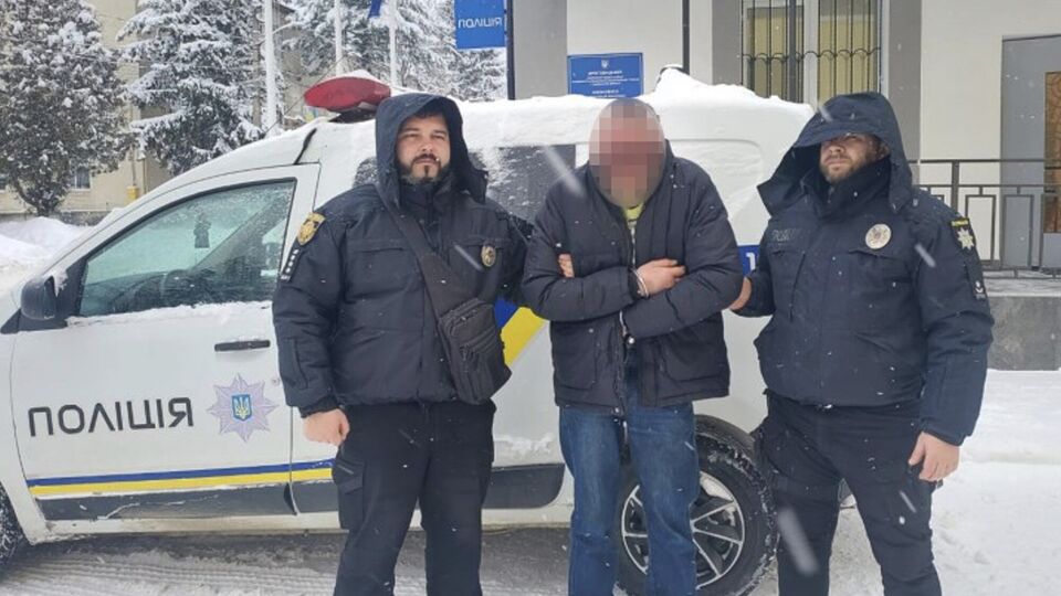 Двое мужчин оттащили нападавшего и удерживали его до приезда правоохранителей, рассказали в прокуратуре