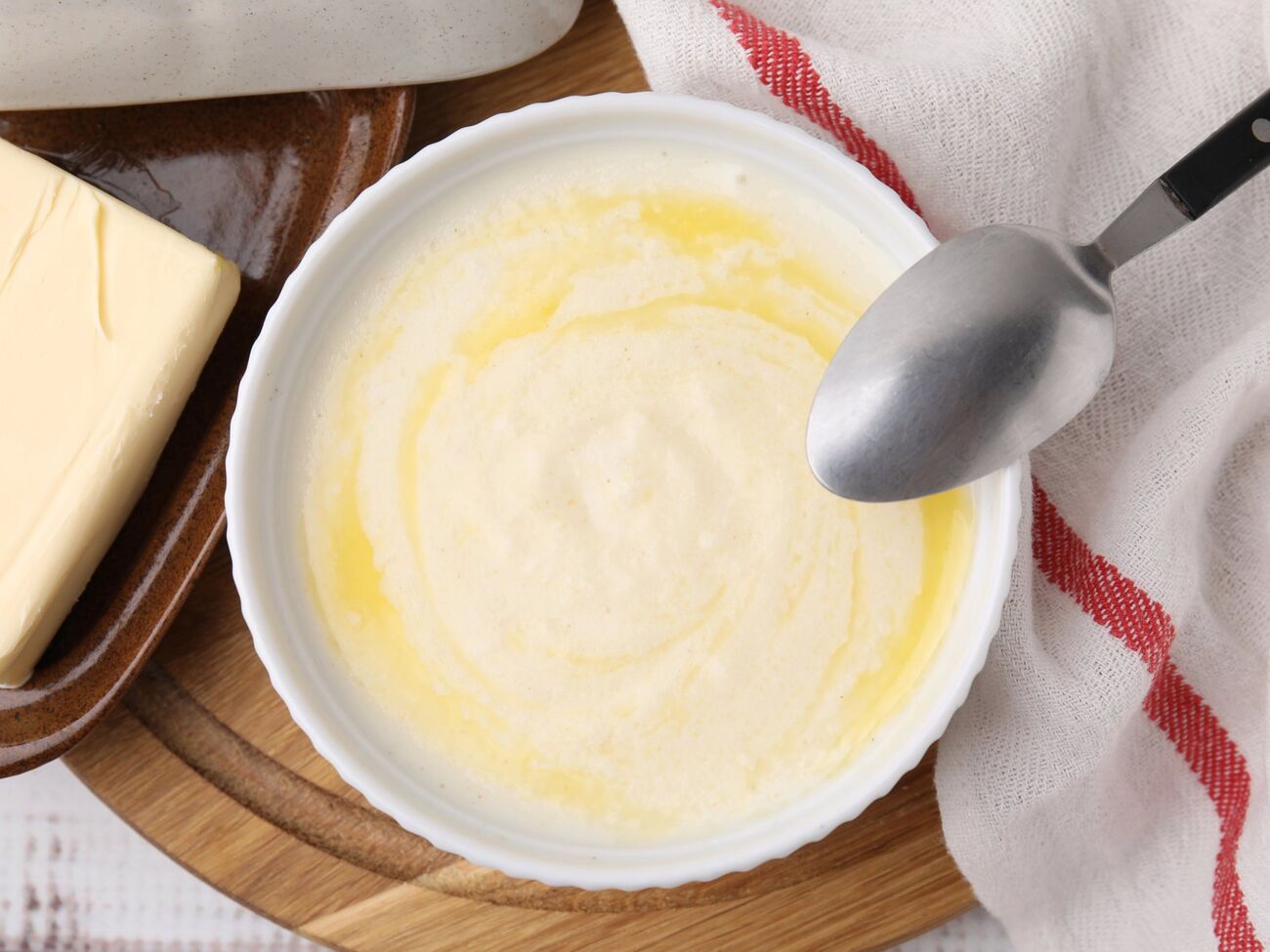 Кашу в конце нужно посолить и посахарить