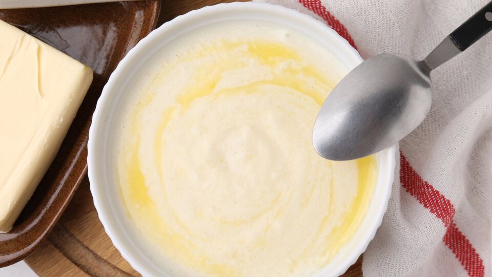 Кашу в конце нужно посолить и посахарить