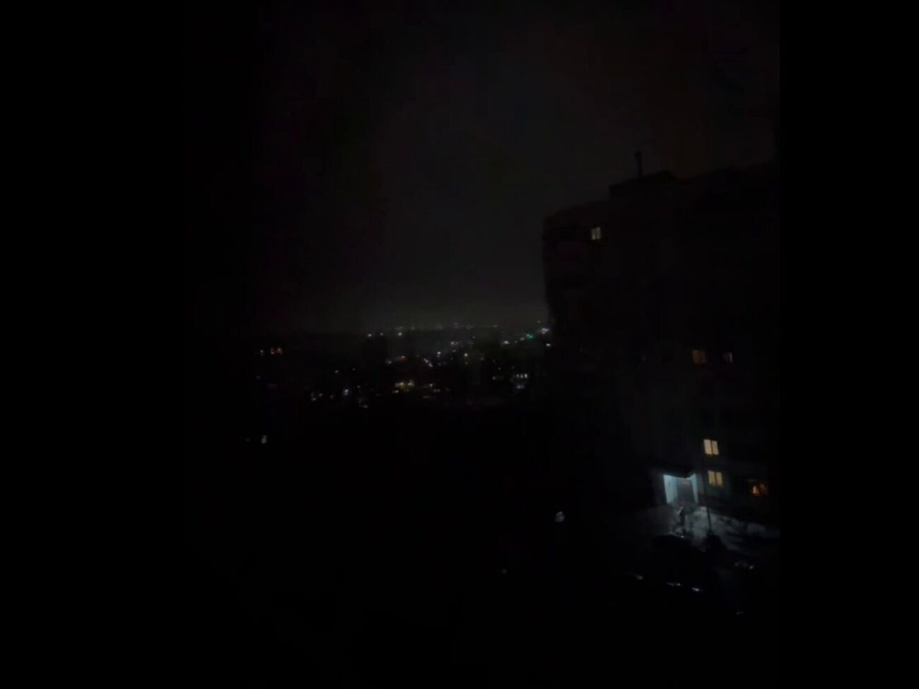 Из-за ударов по электроподстанции и ТЭЦ в Белгороде в нескольких муниципалитетах Белгородской области наступил блэкаут, сообщили паблики