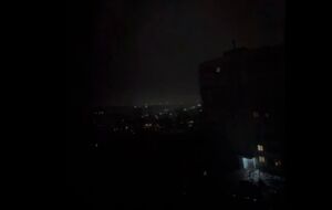 Из-за ударов по электроподстанции и ТЭЦ в Белгороде в нескольких муниципалитетах Белгородской области наступил блэкаут, сообщили паблики