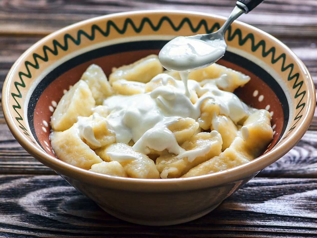 Блюдо подают со сливками