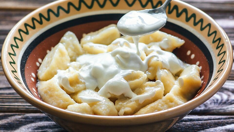 Блюдо подают со сливками