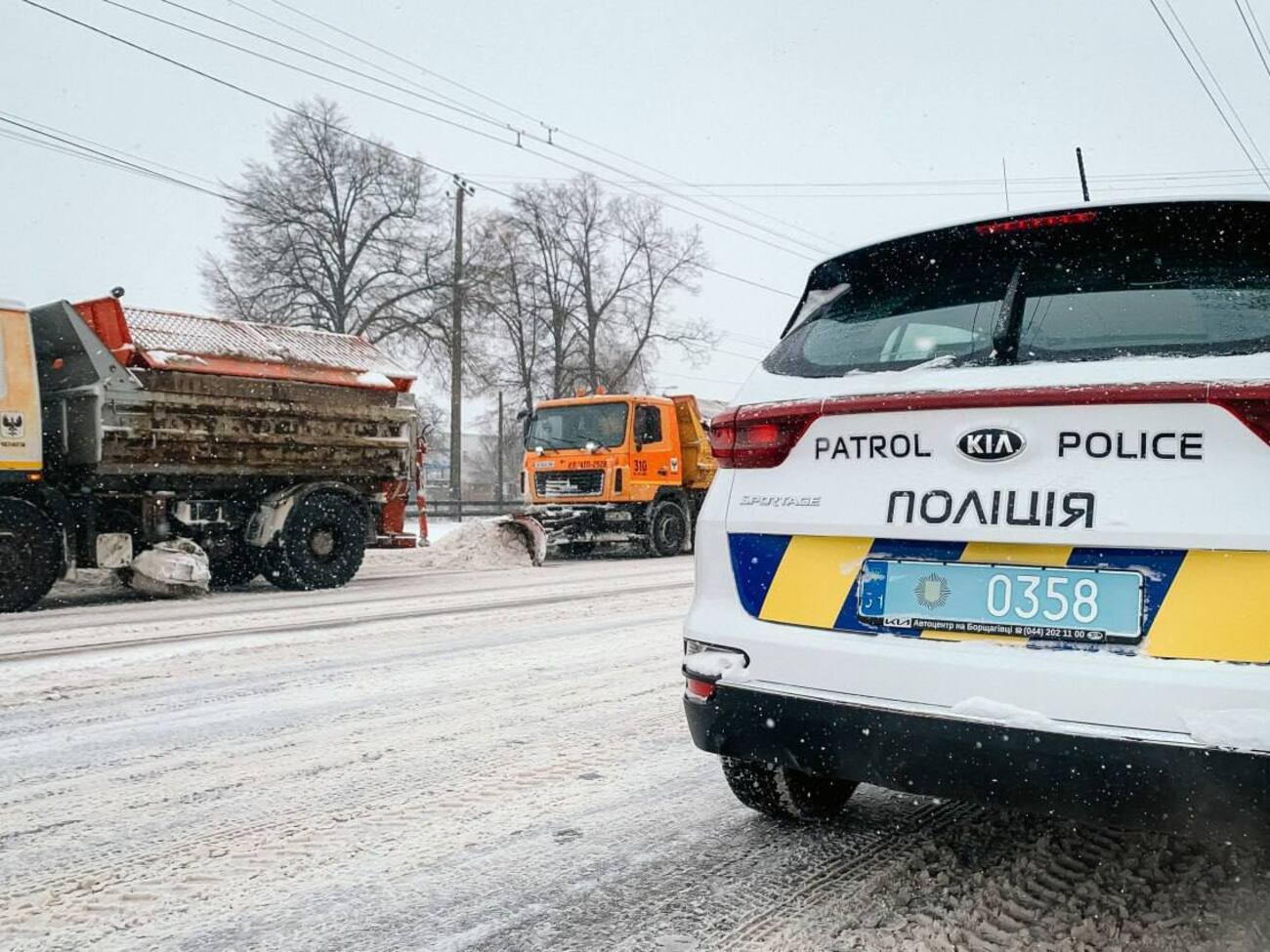 На дорогах України працюють патрульні й снігоприбиральна техніка