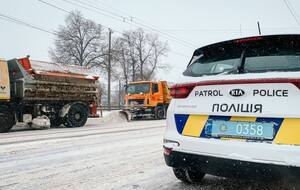 На дорогах Украины работают патрульные и снегоуборочная техника