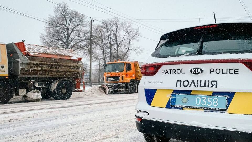На дорогах України працюють патрульні й снігоприбиральна техніка