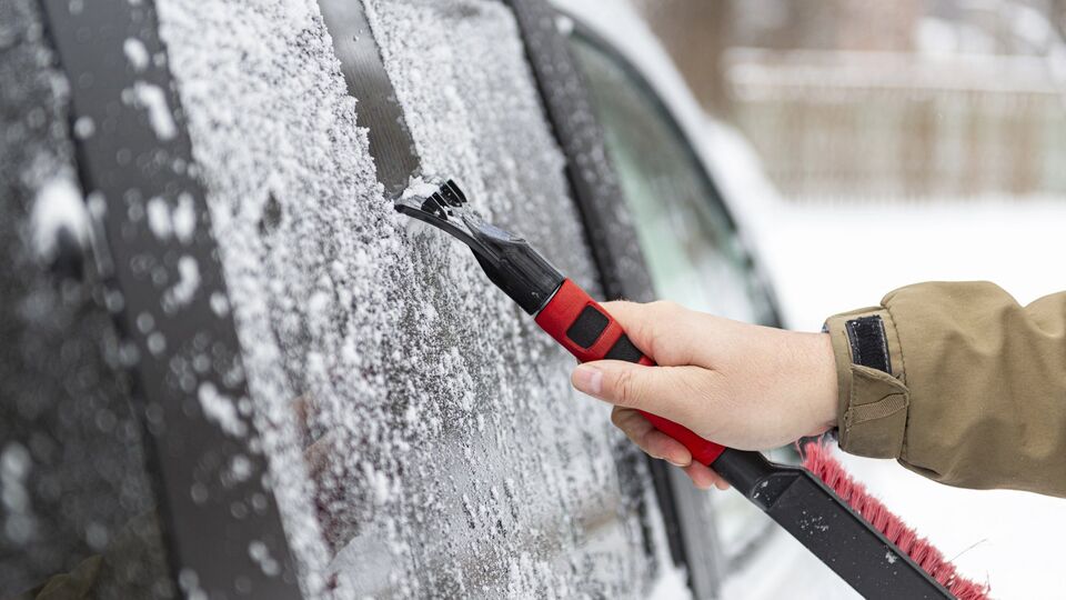 Перед тем, как оставить машину на длительное время на морозе, нужно выравнять температуру