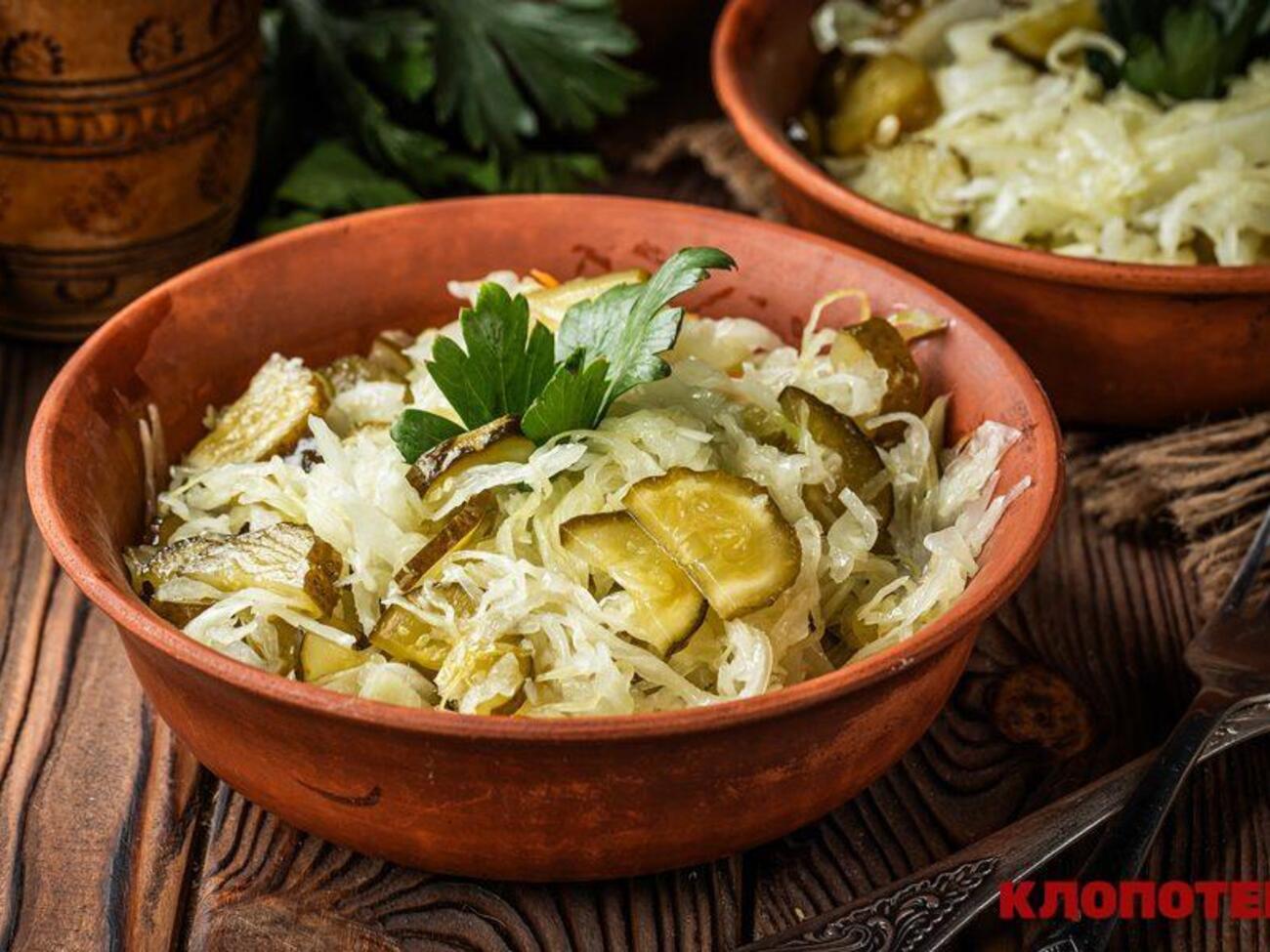 Перед подачей салат украшают зеленью