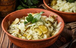 Перед подаванням салат прикрашають зеленню