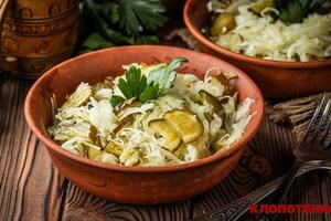 Перед подаванням салат прикрашають зеленню