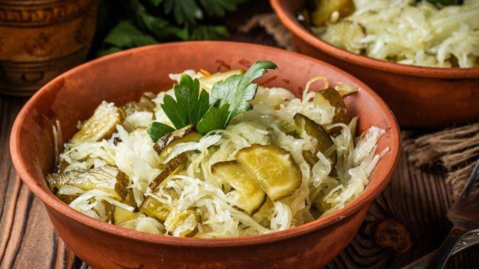 Перед подаванням салат прикрашають зеленню