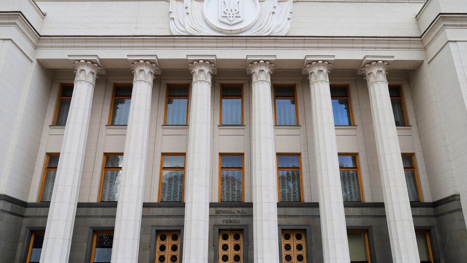 Рада через обстріли РФ залишилася без води й опалення