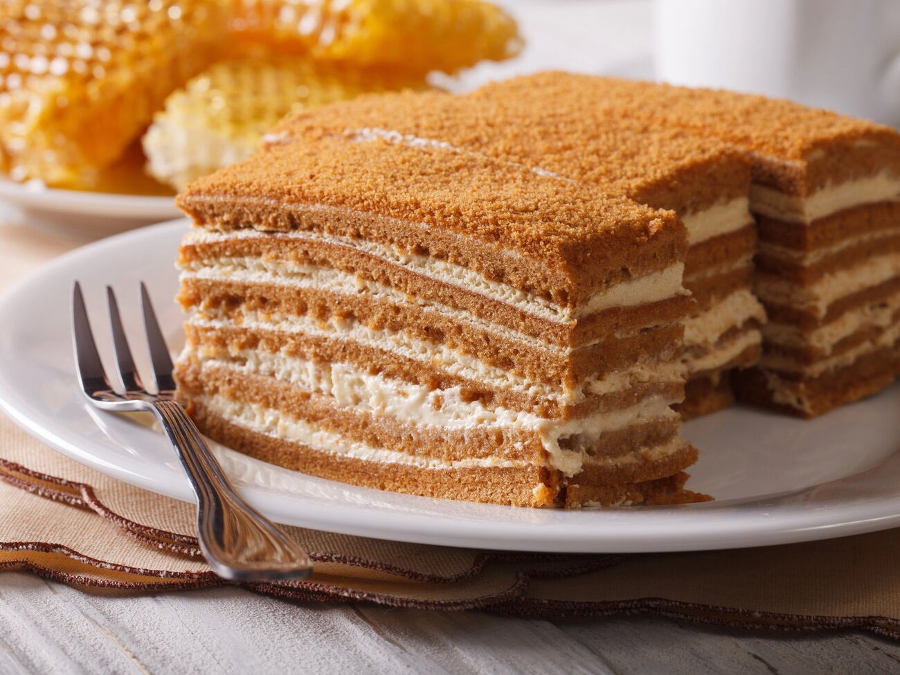 Торт перемазывают кремом