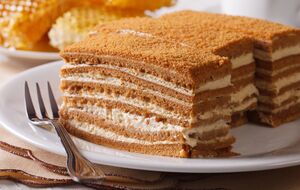 Торт перемазывают кремом