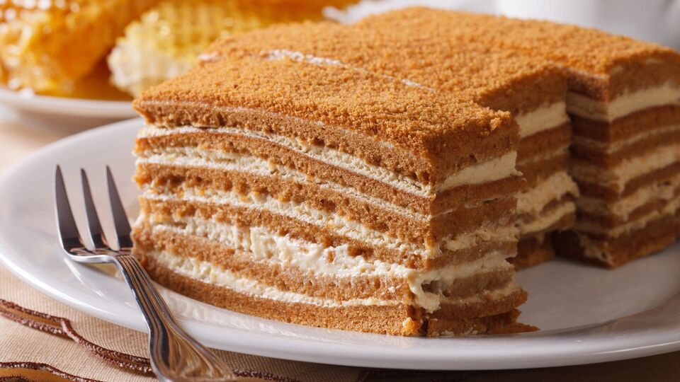 Торт перемазывают кремом