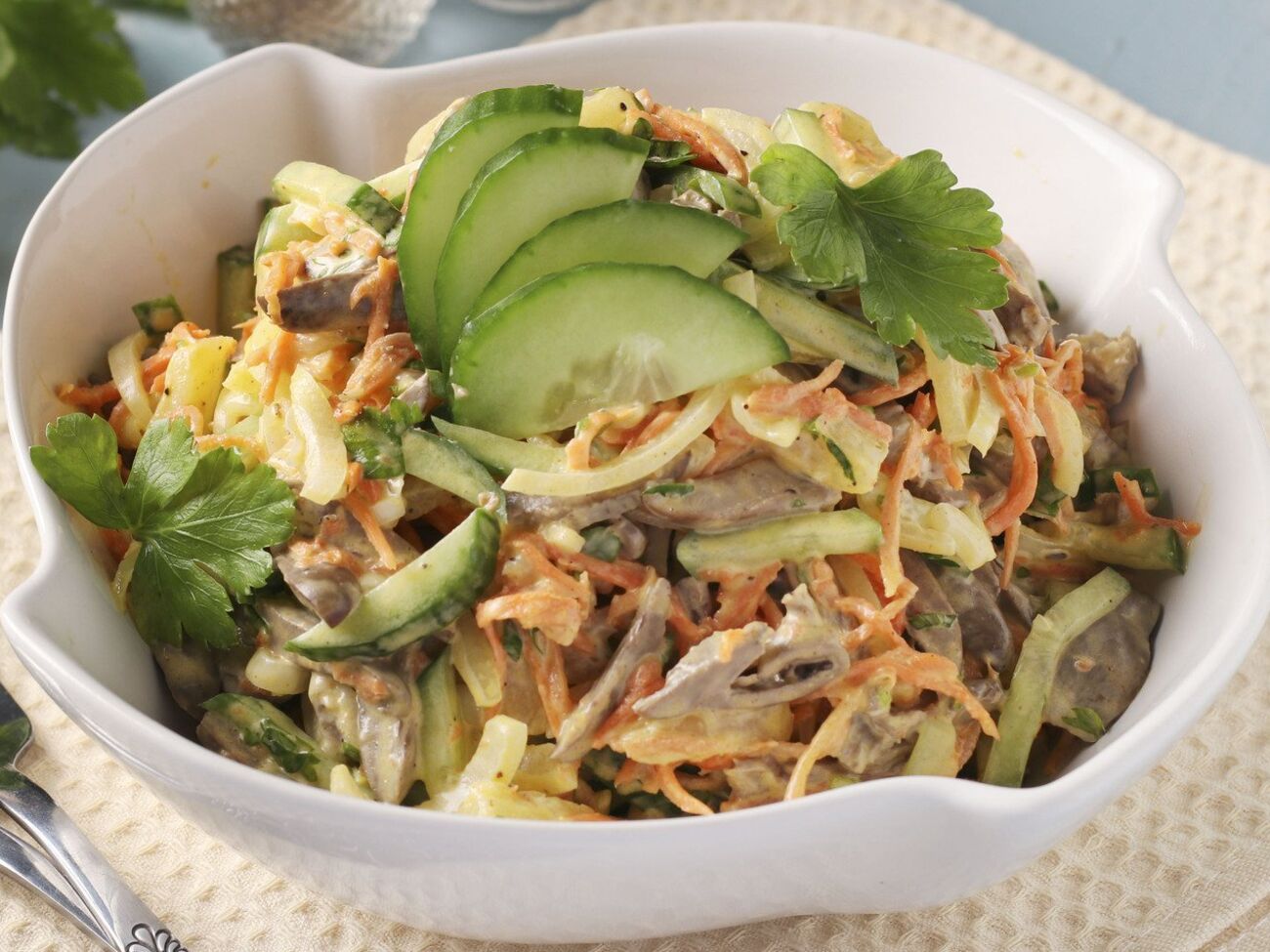 Для заправки салата нужно смешать сметану, майонез и горчицу