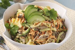 Для заправки салату потрібно змішати сметану, майонез і гірчицю