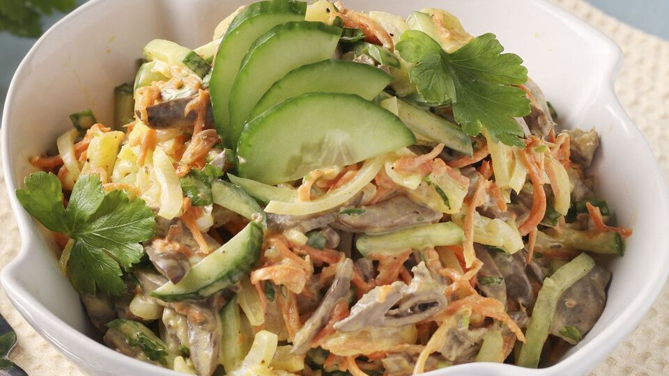 Для заправки салата нужно смешать сметану, майонез и горчицу