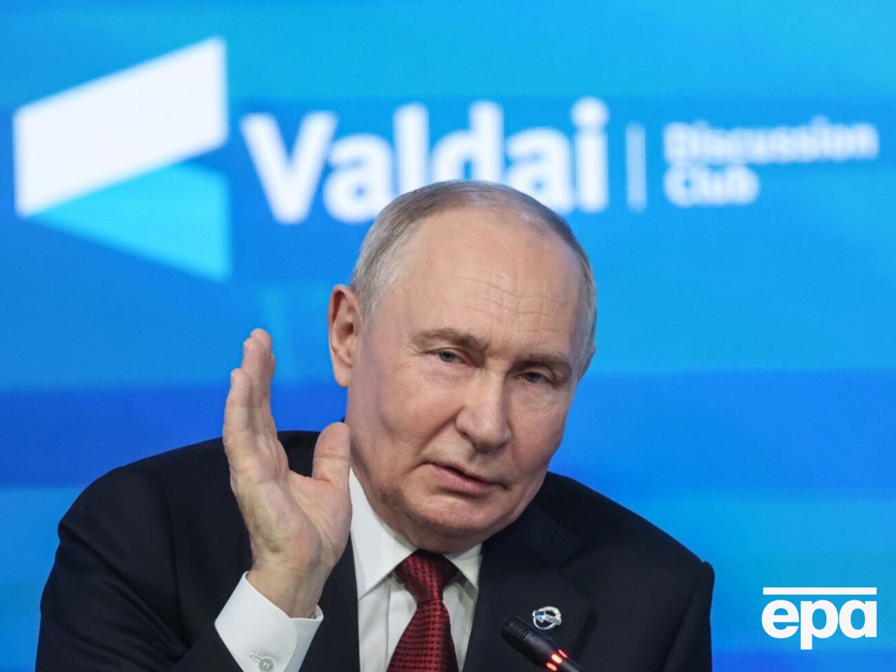 Путин, запинаясь и нервно дергая ногами, снова пожаловался, что Россию "надули"