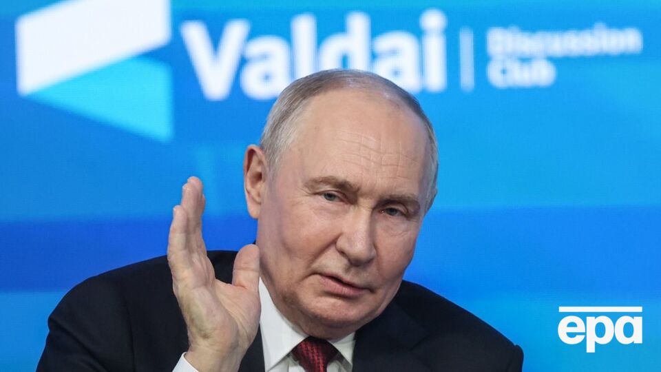Путин, запинаясь и нервно дергая ногами, снова пожаловался, что Россию "надули"