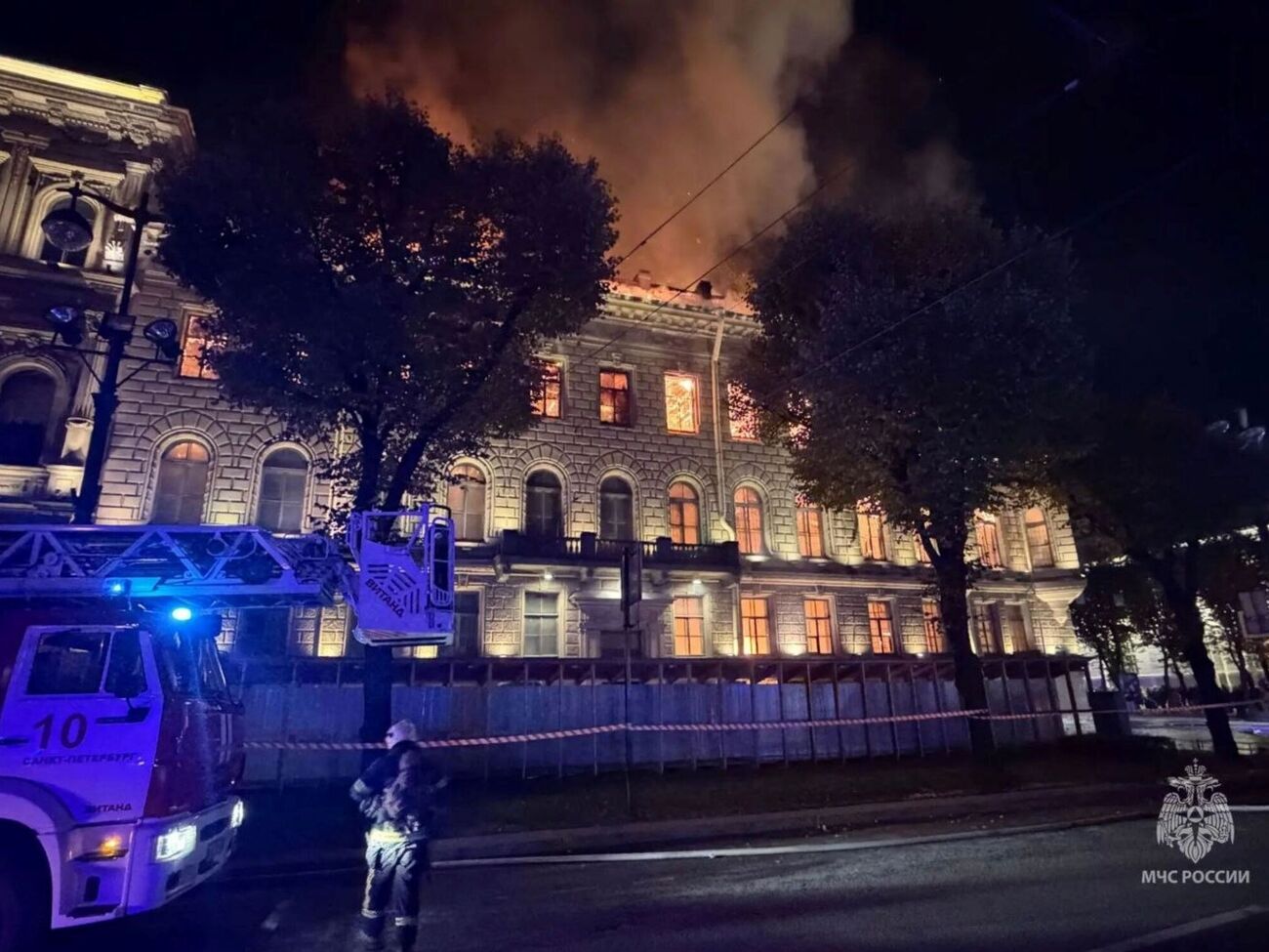 В Петербурге масштабный пожар у Исаакиевского собора. Огонь перекинулся на соседний дом. Видео