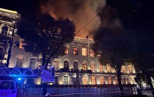 У Петербурзі масштабна пожежа біля Ісаакіївського собору. Вогонь перекинувся на сусідній будинок. Відео