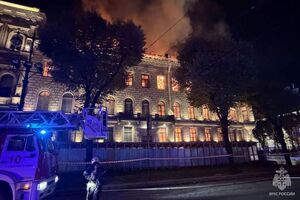 У Петербурзі масштабна пожежа біля Ісаакіївського собору. Вогонь перекинувся на сусідній будинок. Відео