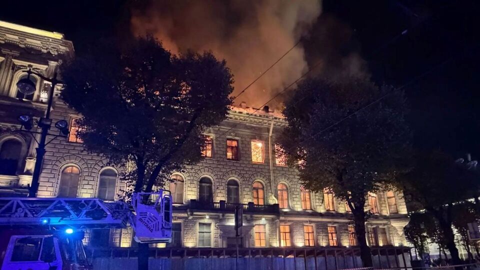 У Петербурзі масштабна пожежа біля Ісаакіївського собору. Вогонь перекинувся на сусідній будинок. Відео